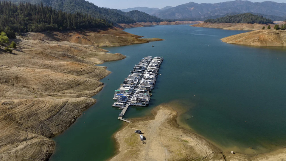 Thuyền đậu tại Hồ Shasta đang bị hạn h&aacute;n ở Lakehead, California v&agrave;o ng&agrave;y 16/10/2022. Nguồn: CNN