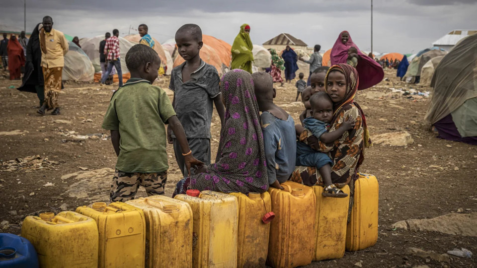 Trẻ em ở Baidoa, Somalia-nơi đang trải qua đợt hạn h&aacute;n nghi&ecirc;m trọng. Nguồn: CNN