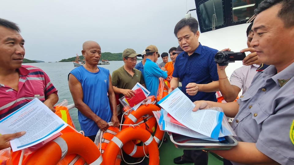 &Ocirc;ng L&ecirc; Quốc Anh, Ph&oacute; Chủ tịch UBND tỉnh Ki&ecirc;n Giang, Ph&oacute; Trưởng ban chỉ đạo chống khai th&aacute;c IUU tỉnh tuy&ecirc;n truyền chống khai th&aacute;c IUU. Ảnh Hữu Tuấn