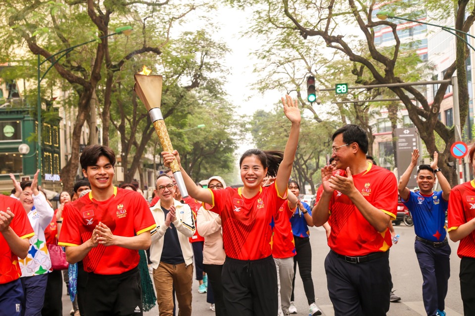 VĐV Điền kinh Nguyễn Thị Huyền c&ugrave;ng 200 VĐV Việt Nam rước đuốc quanh khu vực hồ Ho&agrave;n Kiếm.