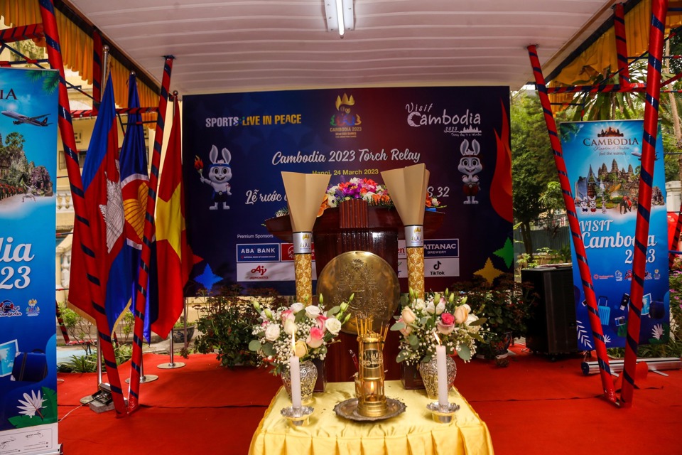 Ngọn đuốc của SEA Games 32 sẽ được lưu giữ tại Đại sứ qu&aacute;n Campuchia tại H&agrave; Nội.