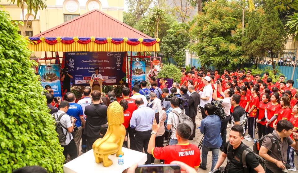 Tham gia sự kiện rước đuốc hơn 300 người, trong đ&oacute; c&oacute; hơn 100 sinh vi&ecirc;n Campuchia đang học tập tại Việt Nam.