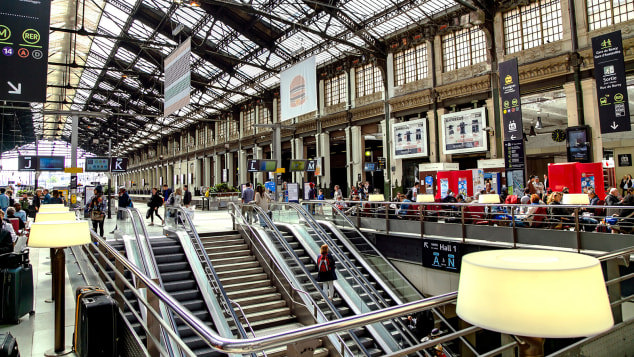 Mạng lưới xe lửa của ch&acirc;u &Acirc;u được kết nối bởi c&aacute;c nh&agrave; ga ngoạn mục, như Paris Gare de Lyonde-lyon.&nbsp;Ảnh CNN
