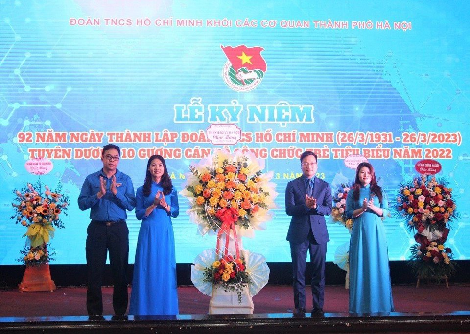 L&atilde;nh đạo Th&agrave;nh đo&agrave;n H&agrave; Nội tặng hoa ch&uacute;c mừng c&aacute;n bộ, đo&agrave;n vi&ecirc;n thanh ni&ecirc;n Đo&agrave;n khối c&aacute;c cơ quan TP H&agrave; Nội.&nbsp;