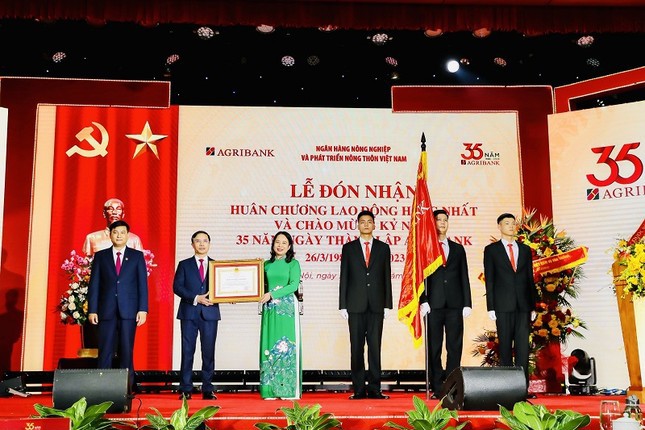 Agribank vinh dự đ&oacute;n nhận Hu&acirc;n chương Lao động hạng Nhất của Chủ tịch Nước CHXHCN Việt Nam