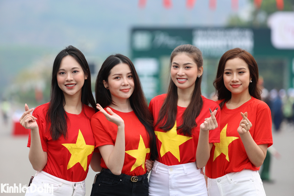 Nhiều người đẹp của cuộc thi Hoa hậu Việt Nam cũng g&oacute;p mặt trong buổi s&aacute;ng Lễ thượng cờ Tổ quốc.