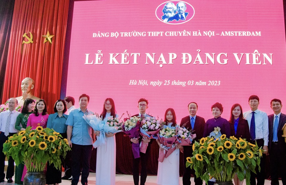 Đảng bộ Trường THPT Chuyên Hà Nội – Amsterdam tổ chức lễ kết nạp Đảng 2 học sinh Lê Thị Thu Ngân và Nguyễn Mai Trang