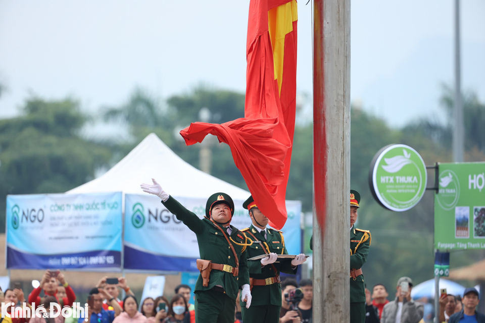 L&aacute; cờ Tổ quốc tung bay trong tiếng Quốc ca thi&ecirc;ng li&ecirc;ng. Mỗi lần thấy l&aacute; cờ đỏ sao v&agrave;ng tung bay l&agrave; một lần mỗi người d&acirc;n Việt Nam cảm nhận s&acirc;u sắc về niềm tự h&agrave;o d&acirc;n tộc.