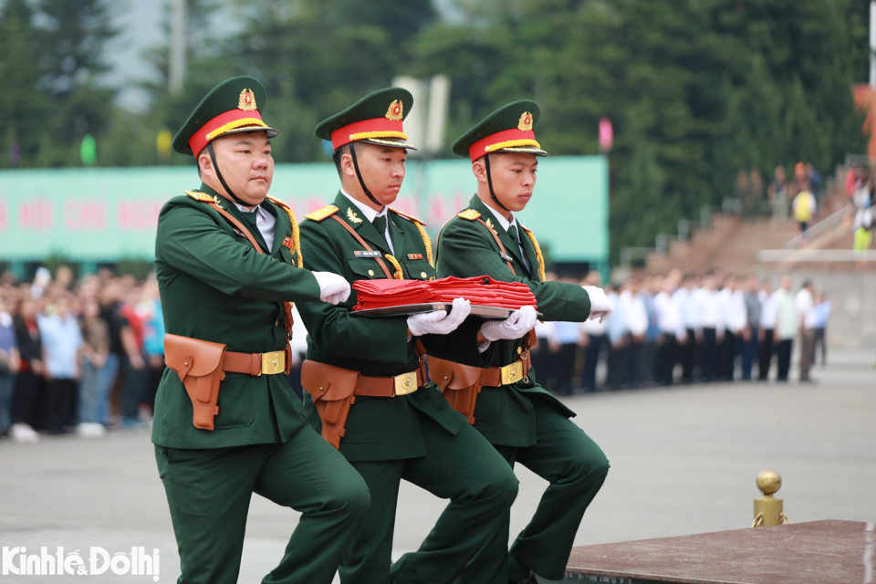 Sau khi c&aacute;c khối đội h&igrave;nh v&agrave;o vị tr&iacute;, đội nghi lễ thực hiện nghi lễ treo cờ Tổ quốc v&agrave;o cột cờ trung t&acirc;m Quảng trường Nh&acirc;n d&acirc;n.