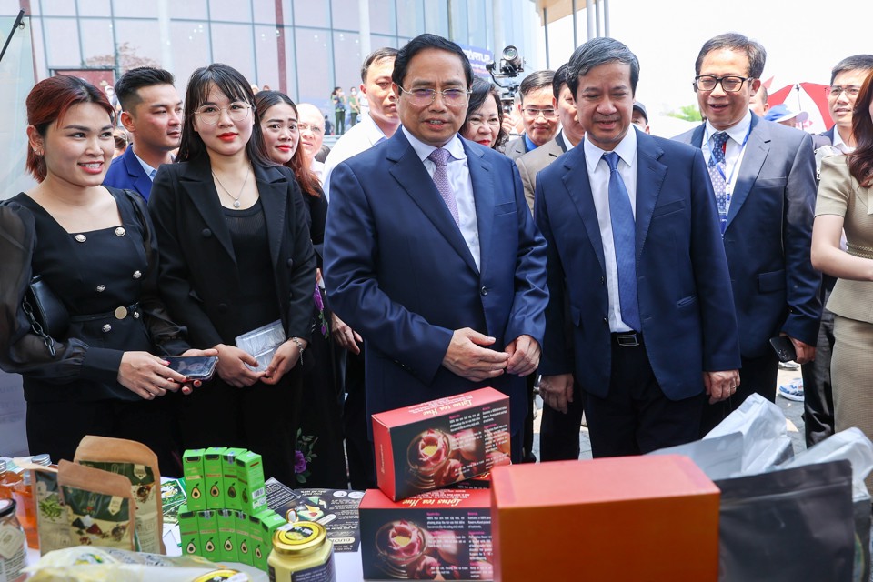 Thủ tướng Phạm Minh Chính, Bộ trưởng Bộ GD&ĐT Nguyễn Kim Sơn thăm các gian trưng bày của sinh viên trong Ngày hội khởi nghiệp quốc gia của học sinh, sinh viên 2023