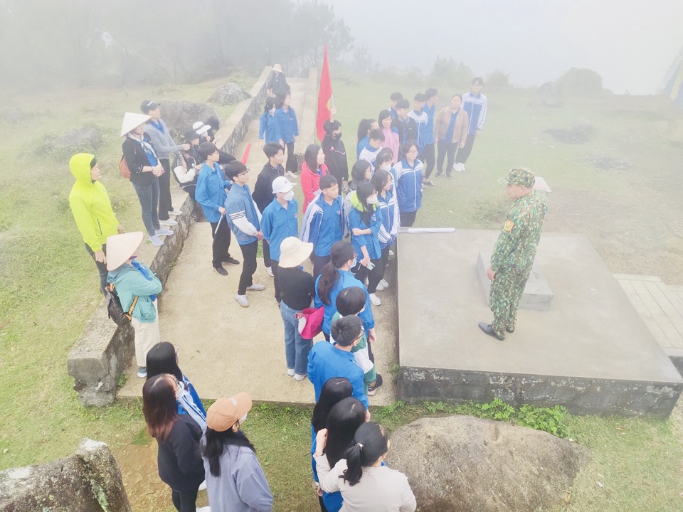 Trong khu&ocirc;n khổ tiết học, c&aacute;c c&aacute;n bộ Đồn Bi&ecirc;n ph&ograve;ng Cửa khẩu Ho&agrave;nh M&ocirc; đ&atilde; giới thiệu, gi&aacute;o dục cho c&aacute;c em hiểu về chủ quyền l&atilde;nh thổ bi&ecirc;n giới quốc gia, giới thiệu đường bi&ecirc;n, cột mốc v&agrave; cửa khẩu