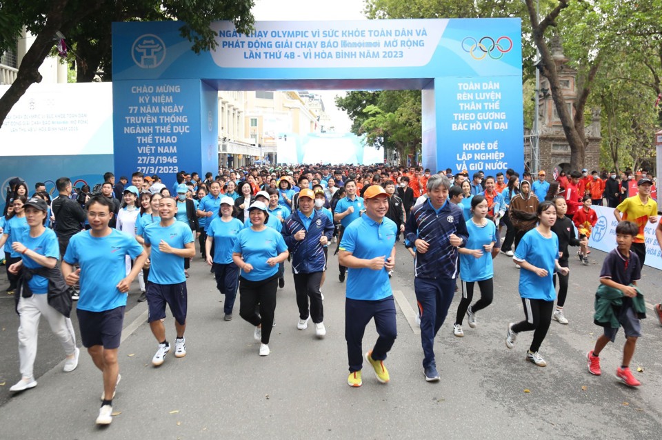 C&aacute;c đại biểu tham gia chạy hưởng ứng&nbsp;Ng&agrave;y chạy Olympic v&igrave; sức khỏe to&agrave;n d&acirc;n v&agrave; ph&aacute;t động Giải chạy B&aacute;o H&agrave;nộimới mở rộng lần thứ 48 - V&igrave; h&ograve;a b&igrave;nh năm 2023.