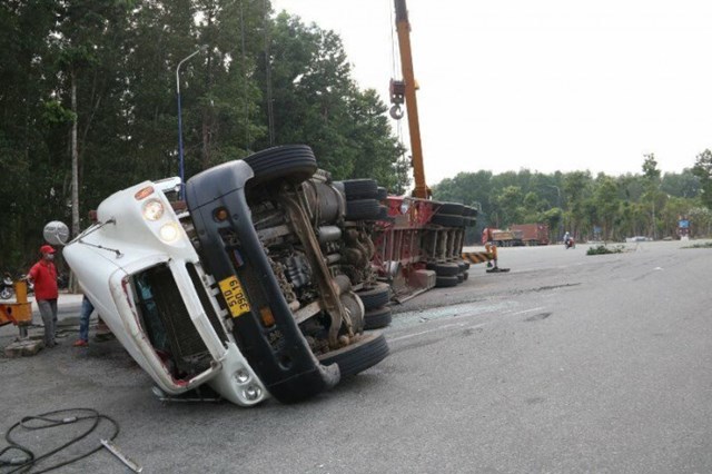 Tai nạn giao thông ngày 26/3/2023: Xe máy va chạm xe tải, 2 người thương vong - Ảnh 3