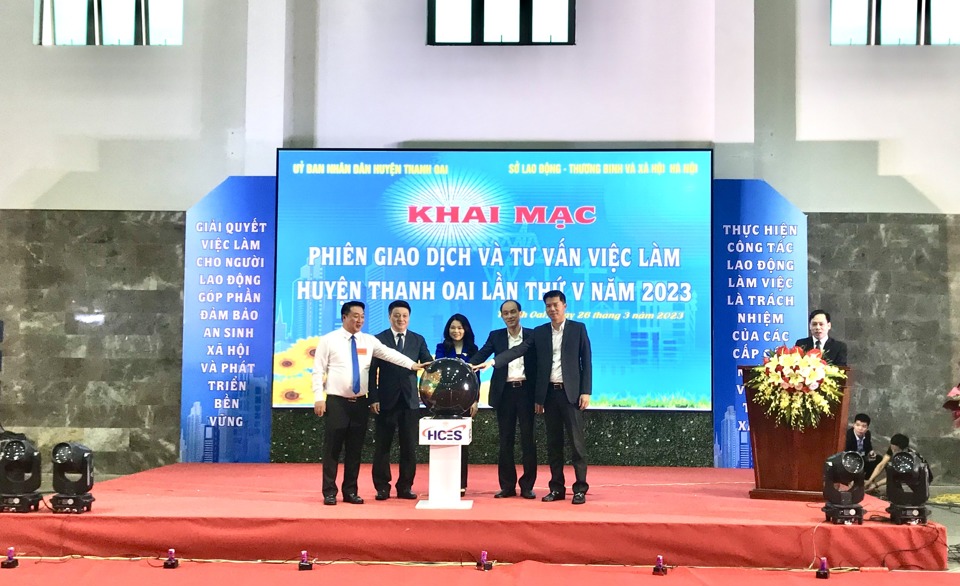 C&aacute;c đại biểu Th&agrave;nh đo&agrave;n H&agrave; Nội, Sở LĐTB&amp;XH H&agrave; Nội v&agrave; huyện Thanh Oai bấm chu&ocirc;ng khai mạc&nbsp;Phi&ecirc;n giao dịch v&agrave; tư vấn việc l&agrave;m huyện Thanh Oai năm 2023.