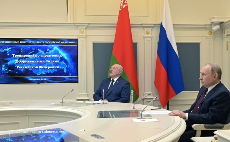Tổng thống Nga Vladimir Putin v&agrave; Tổng thống Belarus Alexander Lukashenko quan s&aacute;t cuộc huấn luyện ph&oacute;ng t&ecirc;n lửa đạn đạo trong khu&ocirc;n khổ cuộc tập trận của lực lượng răn đe chiến lược, tại Moscow, Nga ng&agrave;y 19/2/2022. Ảnh: Reuters
