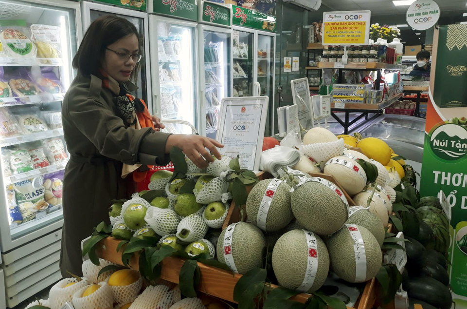 Người ti&ecirc;u d&ugrave;ng mua dưa lưới, ổi đạt ti&ecirc;u chuẩn OCOP tại điểm b&aacute;n v&agrave; giới thiệu sản phẩm OCOP quận Ho&agrave;ng Mai. Ảnh: Ho&agrave;i Nam