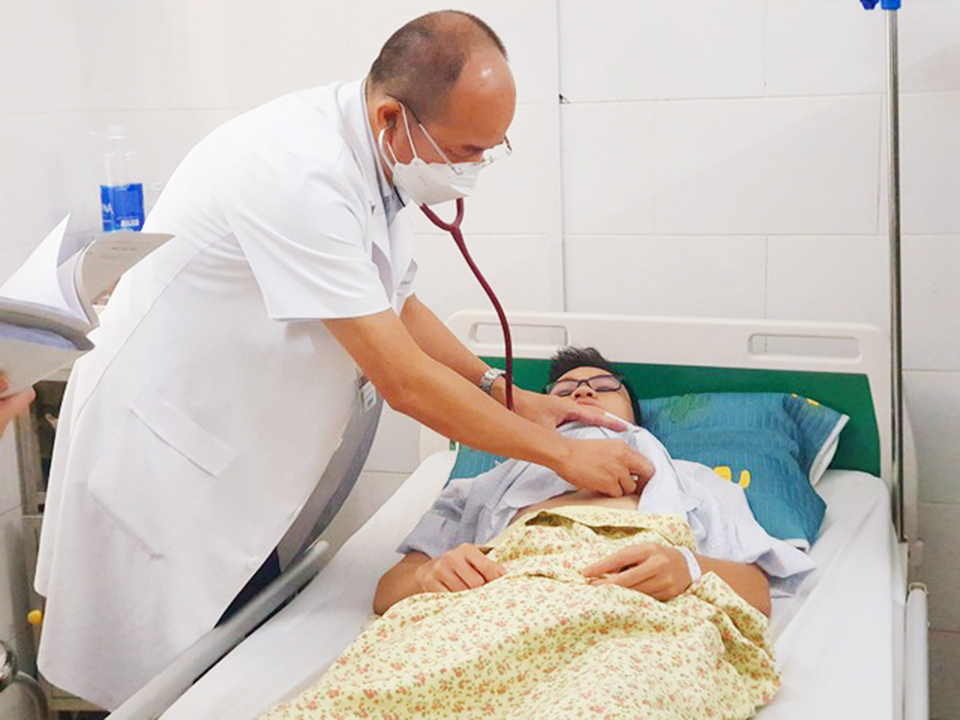 Bác sĩ Bệnh viện Bạch Mai thăm khám cho bệnh nh&acirc;n sốt xuất huyết.