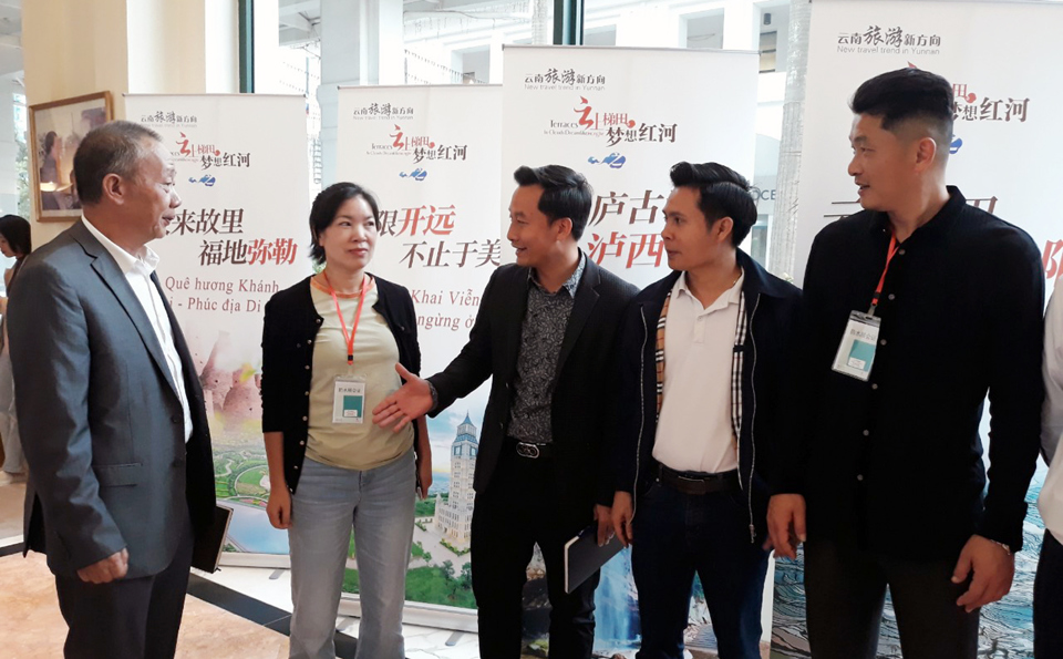 Doanh nghiệp du lịch Việt Nam-Trung Quốc gặp gỡ trao đổi kết nối tại hội nghị. Ảnh: Ho&agrave;i Nam
