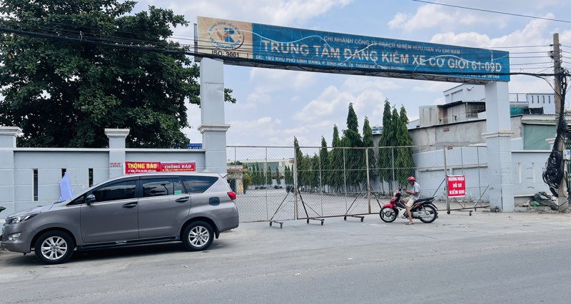 Trung t&acirc;m đăng kiểm xe cơ giới 61-09D vừa bị c&ocirc;ng an kh&aacute;m x&eacute;t s&aacute;ng nay.