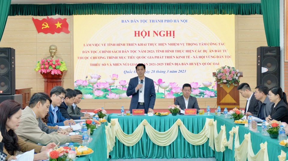 Trưởng Ban D&acirc;n tộc H&agrave; Nội Nguyễn Nguy&ecirc;n Qu&acirc;n ph&aacute;t biểu tại cuộc l&agrave;m việc.