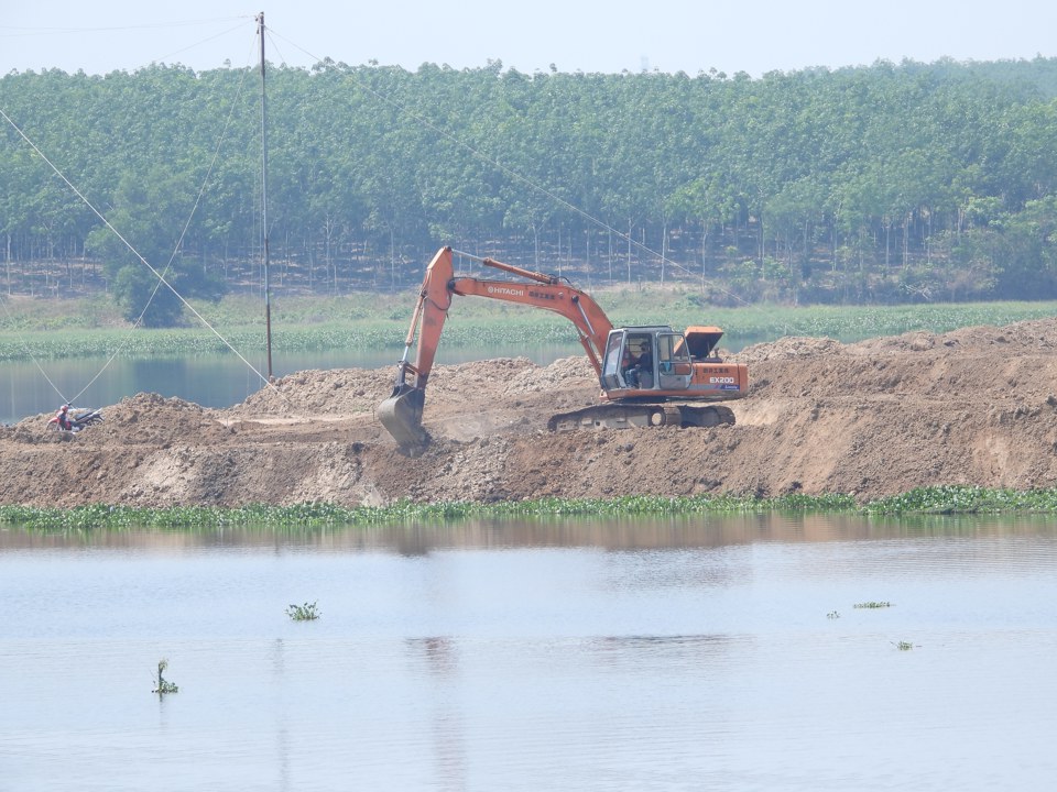 H&igrave;nh ảnh ph&oacute;ng vi&ecirc;n ghi nhận từ cầu tr&ecirc;n đường Dương Gia Trang, cảnh lấn chiếm hồ rất r&otilde; r&agrave;ng.&nbsp; Ảnh: L&acirc;m Thiện.