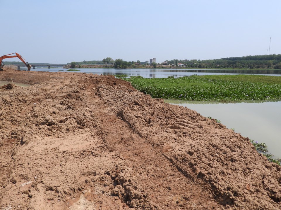 Diện t&iacute;ch hồ bị lấn thời điểm ph&oacute;ng vi&ecirc;n t&aacute;c nghiệp đ&atilde; kh&aacute; lớn. Ảnh: Lầm Thiện.