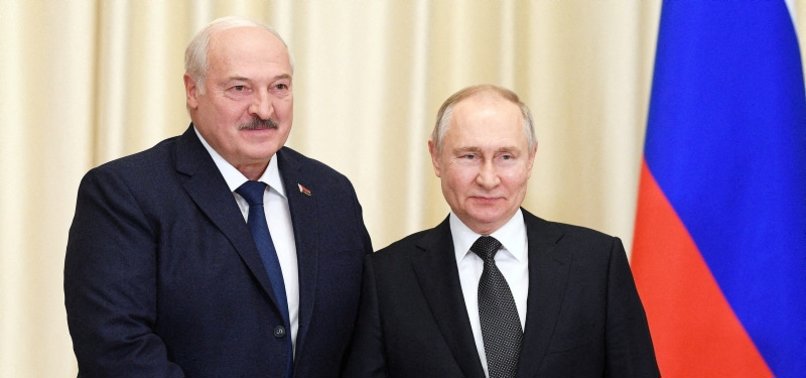 Tổng thống Belarus Alexander Lukashenko (tr&aacute;i) v&agrave; Tổng thống Nga Vladimir Putin tại cuộc gặp ở Moscow,&nbsp; h&ocirc;m 17/2/2023. Ảnh: Reuters