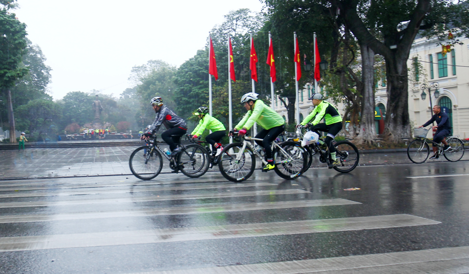 Người dân tham gia đạp xe thể thao trên đường Đinh Tiên Hoàng, quận Hoàn Kiếm. Ảnh: Phạm Hùng