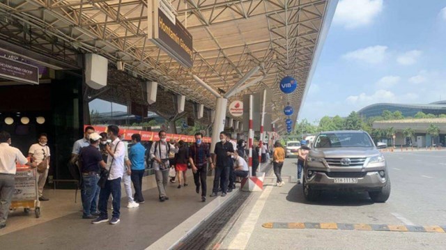 Đề xuất thu phí không dừng, miễn phí xe buýt ở sân bay Tân Sơn Nhất - Ảnh 1