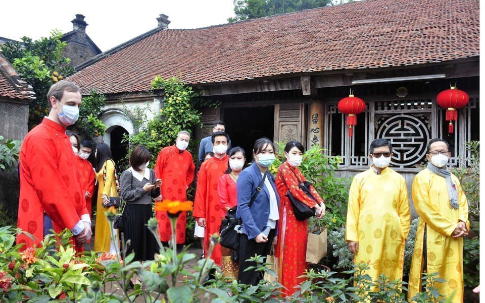 Khách du lịch quốc tế thăm quan làng cổ Đường Lâm (Sơn Tây-Hà Nội). Ảnh: Hoài Nam