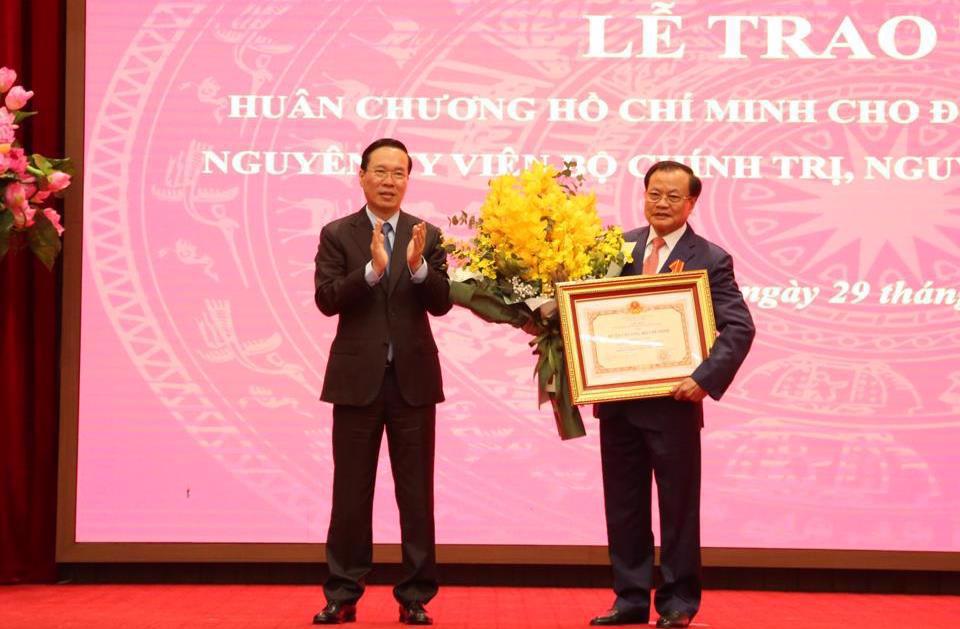 Chủ tịch nước Võ Văn Thưởng trao Huân chương Hồ Chí Minh cho đồng chí Phạm Quang Nghị. Ảnh: Thanh Hải