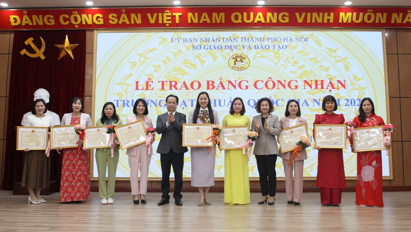 Hà Nội trao Bằng công nhận trường đạt chuẩn quốc gia năm 2022 cho các đơn vị