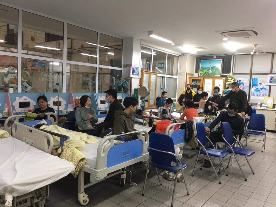 Nhiều học sinh trường Tiểu học Kim Giang (quận Thanh Xu&acirc;n, H&agrave; Nội) bị ngộ độc thực phẩm đang điều trị tại Bệnh viện Bạch Mai, ảnh: Trần Thảo
