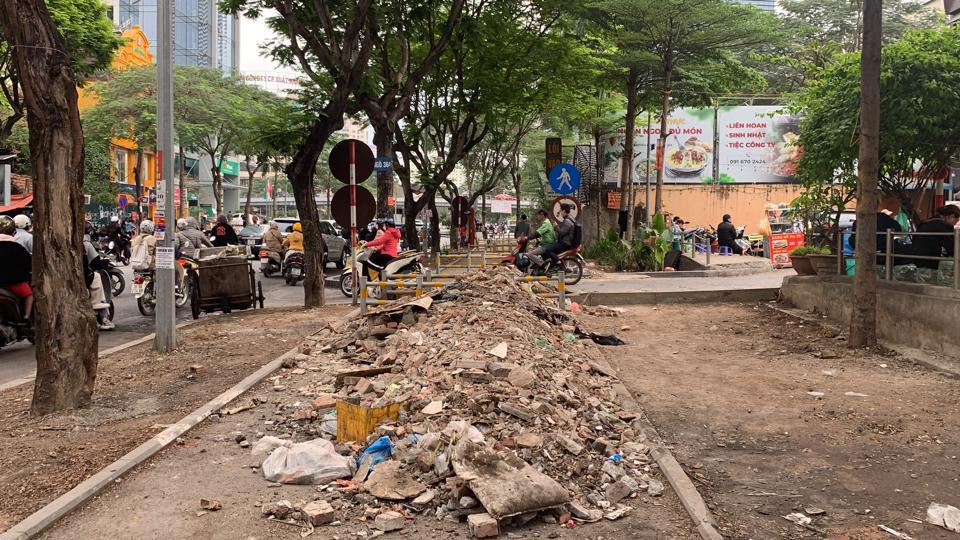 Lượng phế thải kéo dài gần chục mét trên phố Thái Hà.