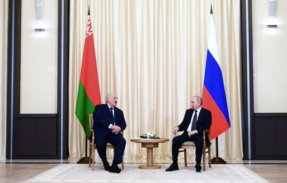 Tổng thống Nga Vladimir Putin trao đổi với Tổng thống Belarus Alexander Lukashenko ng&agrave;y 17/3 vừa qua. Ảnh: Reuters