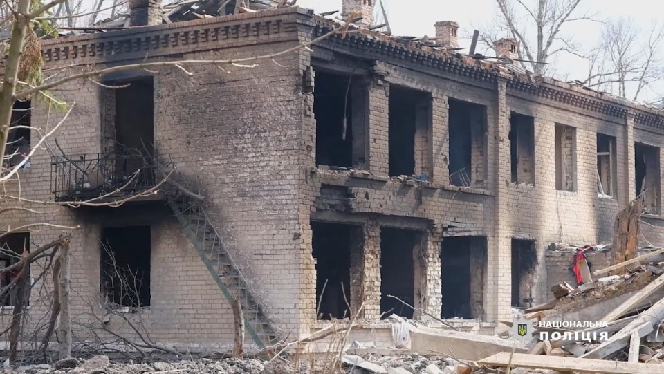 T&ograve;a nh&agrave; bị ph&aacute; hủy giữa cuộc tấn c&ocirc;ng của Nga v&agrave;o Ukraine, ở Avdiivka, v&ugrave;ng Donetsk, Ukraine, ng&agrave;y 28/3. Ảnh: Reuters