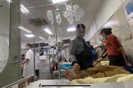 Các học sinh Trường Tiểu học Kim Giang bị đau bụng, buồn nôn sau chuyến dã ngoại được chuyển đến bệnh viện theo dõi và điều tr