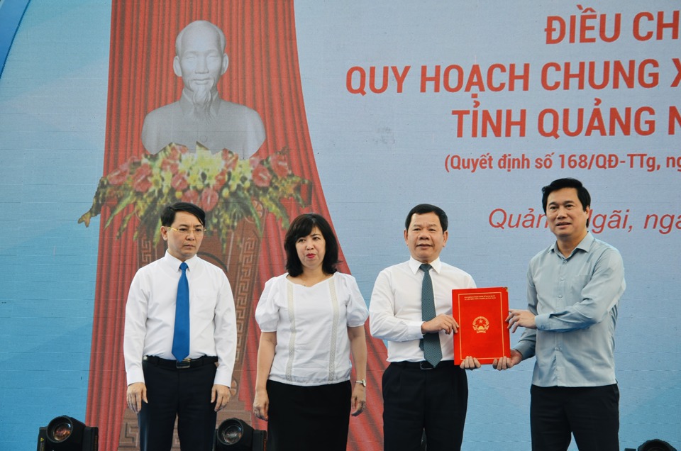 Bộ X&acirc;y dựng trao Quyết định v&agrave; hồ sơ cho tỉnh Quảng Ng&atilde;i.