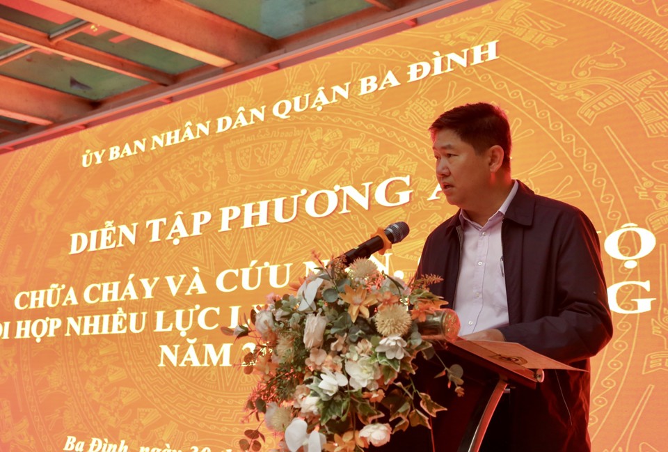 Ph&oacute; Chủ tịch UBND quận Ba Đ&igrave;nh Nguyễn Trung Dũng ph&aacute;t biểu tại buổi diễn tập.