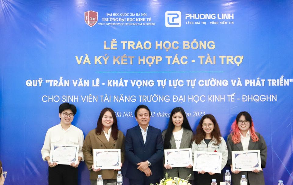 Trao học bổng cho sinh vi&ecirc;n. Ảnh TL