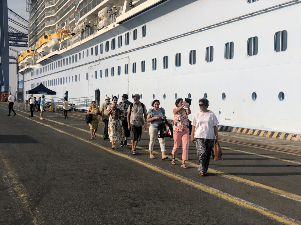 Khách quốc tế đến thăm quan Việt Nam bằng tàu biển thông qua tour du lịch của Saigontourist. Ảnh: Hoài Nam