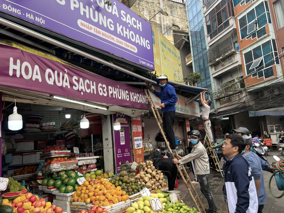 Lực lượng chức năng phường Trung Văn ra quân lập lại trật tự đô thị. Ảnh: Phương Nga