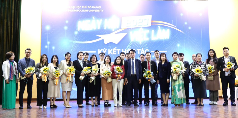 Đại diện lãnh đạo Trường ĐH Thủ đô Hà Nội và 37 nhà tuyển dụng tại Lễ ký kết hợp tác