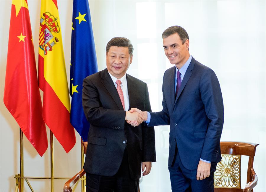 Chủ tịch Trung Quốc Tập&nbsp; Cận B&igrave;nh (b&ecirc;n tr&aacute;i) gặp Thủ tướng T&acirc;y Ban Nha Pedro Sanchez tại Madrid h&ocirc;m 28/11/2018. Ảnh: Xinhua