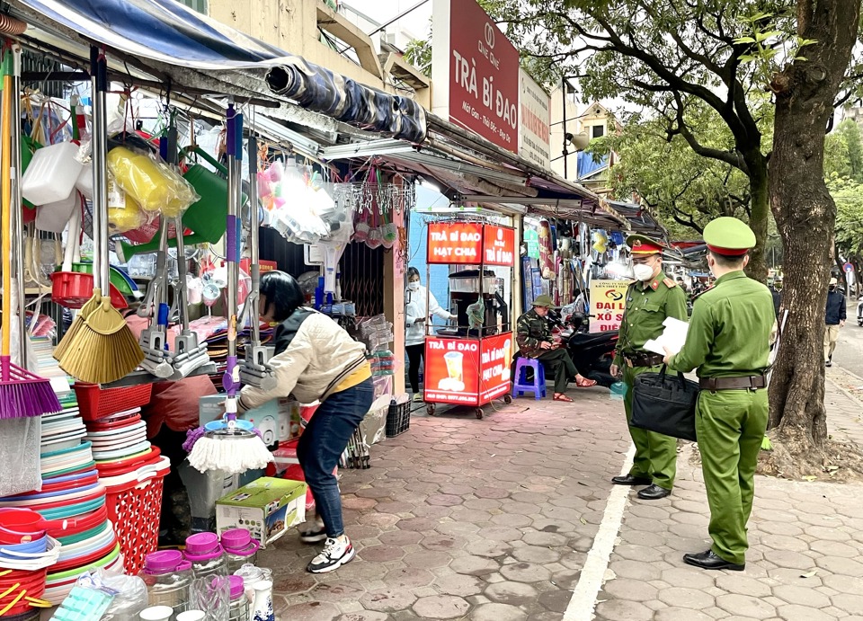 Lực lượng chức năng tuy&ecirc;n truyền, nhắc nhở về đảm bảo trật tự đ&ocirc; thị tại khu vực chợ Th&aacute;i H&agrave;.