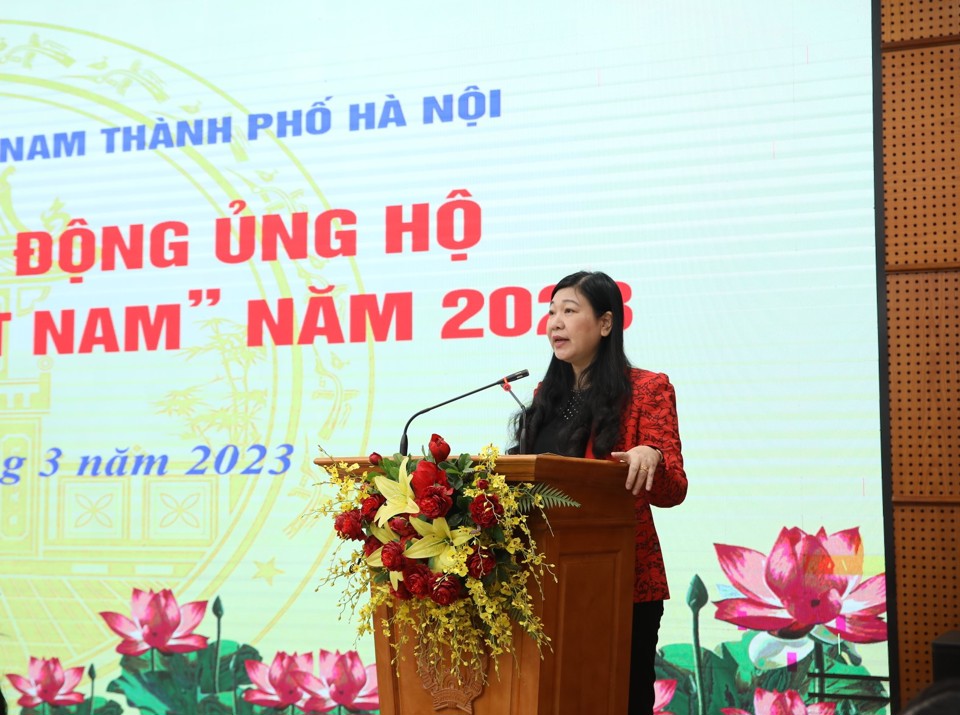 Chủ tịch Ủy ban MTTQ Việt Nam TP H&agrave; Nội Nguyễn Lan Hương ph&aacute;t động&nbsp;ủng hộ Quỹ ''V&igrave; biển, đảo Việt Nam'' TP H&agrave; Nội năm 2023