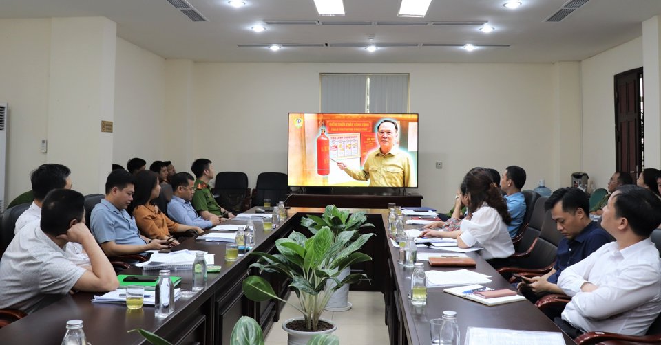 C&ocirc;ng an quận Ho&agrave;ng Mai tổ chức, triển khai nhiều chuy&ecirc;n đề PCCC v&agrave; CHCN cho c&aacute;c tổ d&acirc;n phố, cơ quan, doanh nghiệp. Ảnh: TA