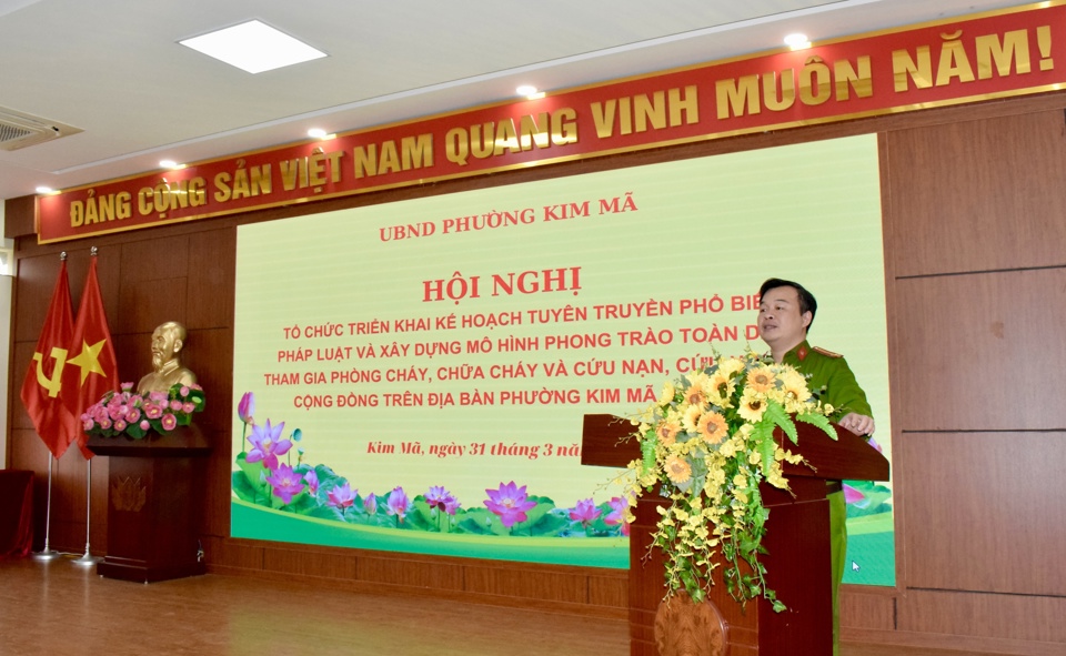 Đội ph&oacute; Đội PCCC &amp; CNCH quận Ba Đ&igrave;nh, Trung t&aacute; Nguyễn H&ugrave;ng An ph&aacute;t biểu qu&aacute;n triệt tại hội nghị.