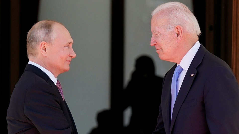 Tổng thống Nga Putin v&agrave; Tổng thống Mỹ Biden trong cuộc gặp ở Geneva, th&aacute;ng 6/2021. Ảnh: AP