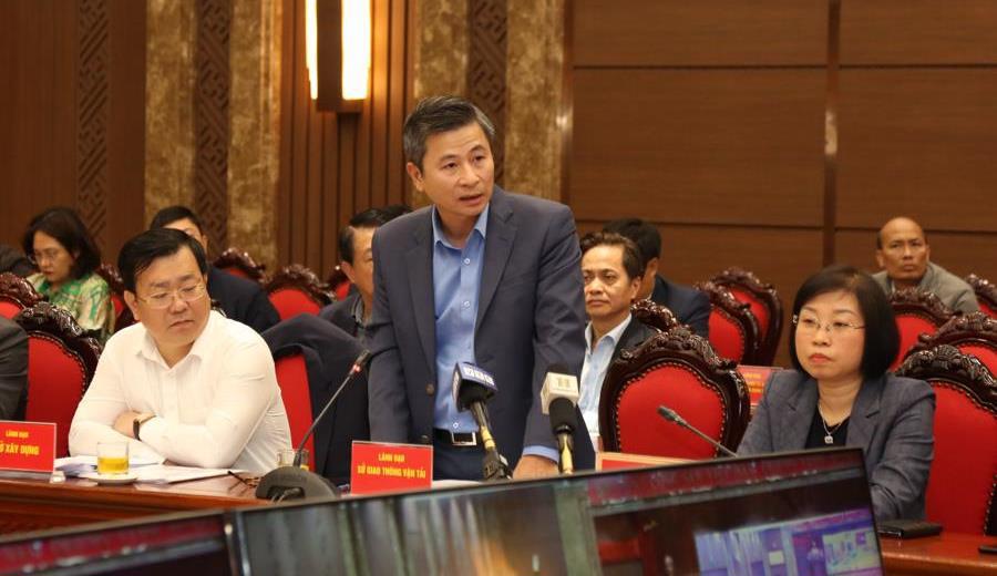 Gi&aacute;m đốc Sở GTVT H&agrave; Nội Nguyễn Phi Thường ph&aacute;t biểu thảo luận tại hội nghị.
